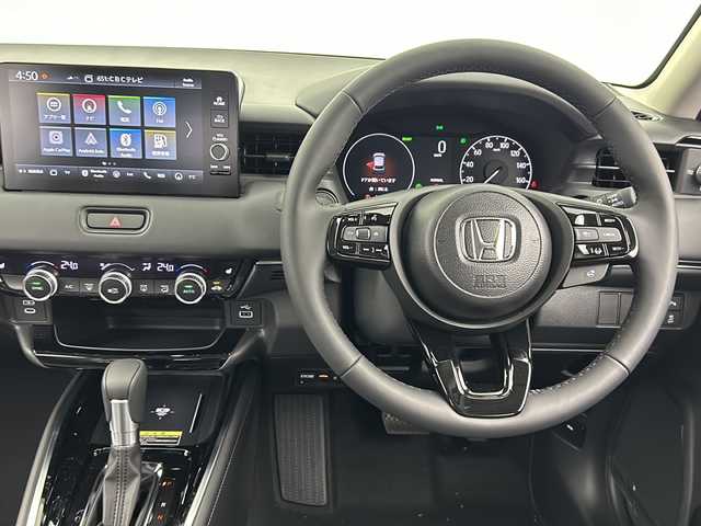 ホンダ ヴェゼル ハイブリッド e:HEV Z 愛知県 2025(令7)年 0.1万km未満 プラチナホワイトパール 登録時走行距離　4km/登録済未使用車/Honda SENSING/●衝突軽減ブレーキ/●先行車発進お知らせ機能/●歩行者事故低減ステアリング/●路外逸脱抑制機能/●標識認識機能/●渋滞追従機能付アダプティブクルーズコントロール/●車線維持支援システム/●トラフィックジャムアシスト/●ブラインドスポットインフォメーション/●誤発進抑制機能/●後方誤発進抑制機能/●近距離衝突軽減ブレーキ/●急アクセル抑制機能/●パーキングセンサーシステム/●後退出庫サポート/●オートハイビーム/●アダプティブドライビングビーム/Honda CONNECTディスプレイオーディオ/・AM/FM/USB/・AppleCarPlay/AndroidAuto/・Bluetooth/・フルセグTV/バックカメラ/ステアリングスイッチ/本革巻きステアリング/ETC2.0/前席シートヒーター/ハンズフリーアクセスパワーテールゲート/LEDシーケンシャルターンシグナルランプ/オートマチックヘッドライト/フォグランプ/ワイヤレス充電器/USB充電【type-C】/フロントグリル【ベルリナブラック】/純正18インチアルミホイール