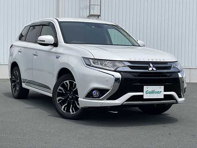 三菱 アウトランダー ＰＨＥＶ G プレミアムパッケージ 三重県 2016(平28)年 7.8万km シルキーホワイト プッシュスタート/衝突軽減ブレーキ/レーンキープアシスト/コーナーセンサー/フルセグTV/横滑り防止/電動リヤゲート/パワーシート(D席)/電動格納ミラー/パドルシフト/レーンキープアシスト/ステアリングスイッチ/革巻きステアリング/ステアリングヒーター/前方ドライブレコーダー/オートライト/USB入力端子1ヶ所/100V入力端子1ヶ所/純正9型ナビ(AM/FM/CD/DVD/TV/BT)/ALPINE後席モニター/全周囲モニター/バックカメラ/純正フロアマット/充電ケーブル/スペアキー/シートヒーター(D+N席)/ビルトインETC/取扱説明書/保証書/禁煙車