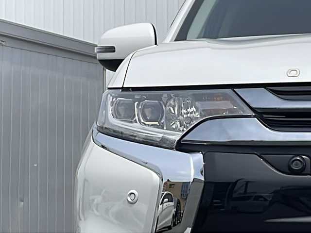 三菱 アウトランダー ＰＨＥＶ G プレミアムパッケージ 三重県 2016(平28)年 7.8万km シルキーホワイト プッシュスタート/衝突軽減ブレーキ/レーンキープアシスト/コーナーセンサー/フルセグTV/横滑り防止/電動リヤゲート/パワーシート(D席)/電動格納ミラー/パドルシフト/レーンキープアシスト/ステアリングスイッチ/革巻きステアリング/ステアリングヒーター/前方ドライブレコーダー/オートライト/USB入力端子1ヶ所/100V入力端子1ヶ所/純正9型ナビ(AM/FM/CD/DVD/TV/BT)/ALPINE後席モニター/全周囲モニター/バックカメラ/純正フロアマット/充電ケーブル/スペアキー/シートヒーター(D+N席)/ビルトインETC/取扱説明書/保証書/禁煙車