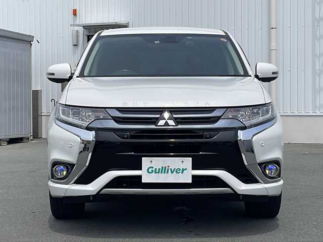 三菱 アウトランダー ＰＨＥＶ G プレミアムパッケージ 三重県 2016(平28)年 7.8万km シルキーホワイト プッシュスタート/衝突軽減ブレーキ/レーンキープアシスト/コーナーセンサー/フルセグTV/横滑り防止/電動リヤゲート/パワーシート(D席)/電動格納ミラー/パドルシフト/レーンキープアシスト/ステアリングスイッチ/革巻きステアリング/ステアリングヒーター/前方ドライブレコーダー/オートライト/USB入力端子1ヶ所/100V入力端子1ヶ所/純正9型ナビ(AM/FM/CD/DVD/TV/BT)/ALPINE後席モニター/全周囲モニター/バックカメラ/純正フロアマット/充電ケーブル/スペアキー/シートヒーター(D+N席)/ビルトインETC/取扱説明書/保証書/禁煙車