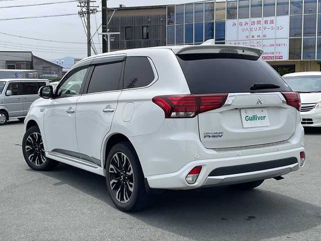 三菱 アウトランダー ＰＨＥＶ G プレミアムパッケージ 三重県 2016(平28)年 7.8万km シルキーホワイト プッシュスタート/衝突軽減ブレーキ/レーンキープアシスト/コーナーセンサー/フルセグTV/横滑り防止/電動リヤゲート/パワーシート(D席)/電動格納ミラー/パドルシフト/レーンキープアシスト/ステアリングスイッチ/革巻きステアリング/ステアリングヒーター/前方ドライブレコーダー/オートライト/USB入力端子1ヶ所/100V入力端子1ヶ所/純正9型ナビ(AM/FM/CD/DVD/TV/BT)/ALPINE後席モニター/全周囲モニター/バックカメラ/純正フロアマット/充電ケーブル/スペアキー/シートヒーター(D+N席)/ビルトインETC/取扱説明書/保証書/禁煙車