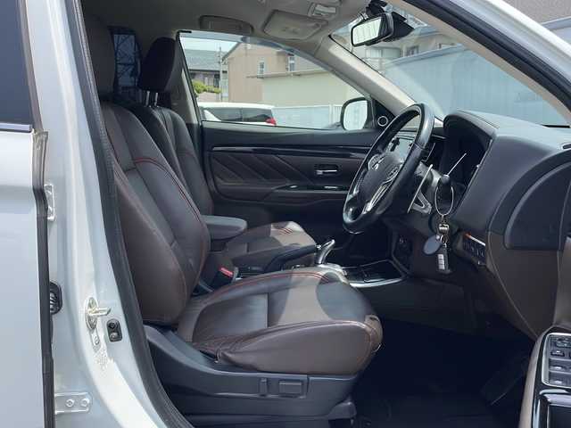 三菱 アウトランダー ＰＨＥＶ G プレミアムパッケージ 三重県 2016(平28)年 7.8万km シルキーホワイト プッシュスタート/衝突軽減ブレーキ/レーンキープアシスト/コーナーセンサー/フルセグTV/横滑り防止/電動リヤゲート/パワーシート(D席)/電動格納ミラー/パドルシフト/レーンキープアシスト/ステアリングスイッチ/革巻きステアリング/ステアリングヒーター/前方ドライブレコーダー/オートライト/USB入力端子1ヶ所/100V入力端子1ヶ所/純正9型ナビ(AM/FM/CD/DVD/TV/BT)/ALPINE後席モニター/全周囲モニター/バックカメラ/純正フロアマット/充電ケーブル/スペアキー/シートヒーター(D+N席)/ビルトインETC/取扱説明書/保証書/禁煙車