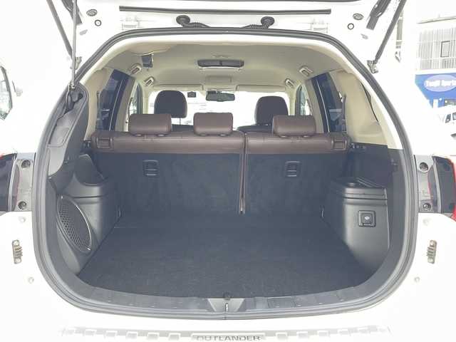 三菱 アウトランダー ＰＨＥＶ G プレミアムパッケージ 三重県 2016(平28)年 7.8万km シルキーホワイト プッシュスタート/衝突軽減ブレーキ/レーンキープアシスト/コーナーセンサー/フルセグTV/横滑り防止/電動リヤゲート/パワーシート(D席)/電動格納ミラー/パドルシフト/レーンキープアシスト/ステアリングスイッチ/革巻きステアリング/ステアリングヒーター/前方ドライブレコーダー/オートライト/USB入力端子1ヶ所/100V入力端子1ヶ所/純正9型ナビ(AM/FM/CD/DVD/TV/BT)/ALPINE後席モニター/全周囲モニター/バックカメラ/純正フロアマット/充電ケーブル/スペアキー/シートヒーター(D+N席)/ビルトインETC/取扱説明書/保証書/禁煙車