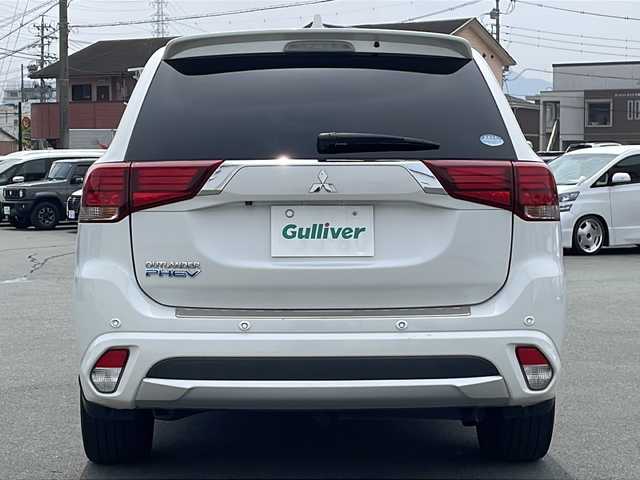 三菱 アウトランダー ＰＨＥＶ G プレミアムパッケージ 三重県 2016(平28)年 7.8万km シルキーホワイト プッシュスタート/衝突軽減ブレーキ/レーンキープアシスト/コーナーセンサー/フルセグTV/横滑り防止/電動リヤゲート/パワーシート(D席)/電動格納ミラー/パドルシフト/レーンキープアシスト/ステアリングスイッチ/革巻きステアリング/ステアリングヒーター/前方ドライブレコーダー/オートライト/USB入力端子1ヶ所/100V入力端子1ヶ所/純正9型ナビ(AM/FM/CD/DVD/TV/BT)/ALPINE後席モニター/全周囲モニター/バックカメラ/純正フロアマット/充電ケーブル/スペアキー/シートヒーター(D+N席)/ビルトインETC/取扱説明書/保証書/禁煙車