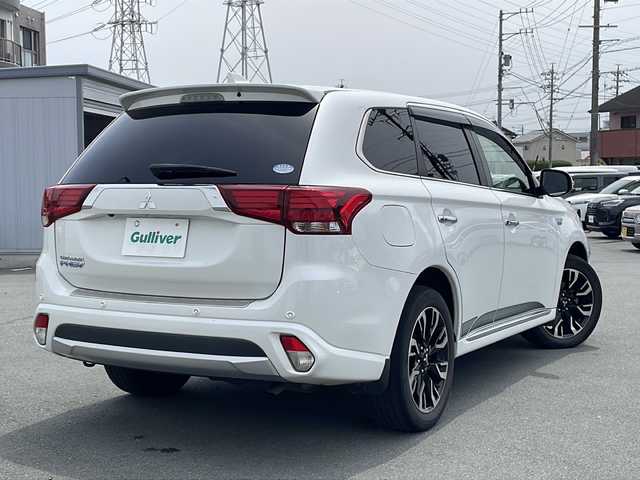 三菱 アウトランダー ＰＨＥＶ G プレミアムパッケージ 三重県 2016(平28)年 7.8万km シルキーホワイト プッシュスタート/衝突軽減ブレーキ/レーンキープアシスト/コーナーセンサー/フルセグTV/横滑り防止/電動リヤゲート/パワーシート(D席)/電動格納ミラー/パドルシフト/レーンキープアシスト/ステアリングスイッチ/革巻きステアリング/ステアリングヒーター/前方ドライブレコーダー/オートライト/USB入力端子1ヶ所/100V入力端子1ヶ所/純正9型ナビ(AM/FM/CD/DVD/TV/BT)/ALPINE後席モニター/全周囲モニター/バックカメラ/純正フロアマット/充電ケーブル/スペアキー/シートヒーター(D+N席)/ビルトインETC/取扱説明書/保証書/禁煙車