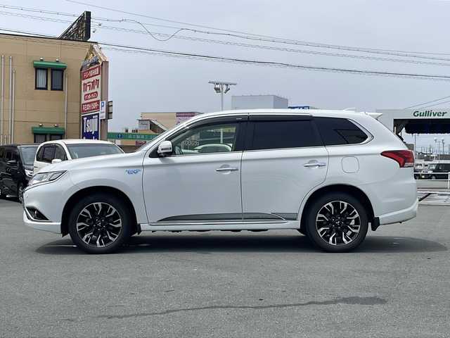 三菱 アウトランダー ＰＨＥＶ G プレミアムパッケージ 三重県 2016(平28)年 7.8万km シルキーホワイト プッシュスタート/衝突軽減ブレーキ/レーンキープアシスト/コーナーセンサー/フルセグTV/横滑り防止/電動リヤゲート/パワーシート(D席)/電動格納ミラー/パドルシフト/レーンキープアシスト/ステアリングスイッチ/革巻きステアリング/ステアリングヒーター/前方ドライブレコーダー/オートライト/USB入力端子1ヶ所/100V入力端子1ヶ所/純正9型ナビ(AM/FM/CD/DVD/TV/BT)/ALPINE後席モニター/全周囲モニター/バックカメラ/純正フロアマット/充電ケーブル/スペアキー/シートヒーター(D+N席)/ビルトインETC/取扱説明書/保証書/禁煙車