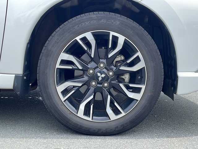 三菱 アウトランダー ＰＨＥＶ G プレミアムパッケージ 三重県 2016(平28)年 7.8万km シルキーホワイト プッシュスタート/衝突軽減ブレーキ/レーンキープアシスト/コーナーセンサー/フルセグTV/横滑り防止/電動リヤゲート/パワーシート(D席)/電動格納ミラー/パドルシフト/レーンキープアシスト/ステアリングスイッチ/革巻きステアリング/ステアリングヒーター/前方ドライブレコーダー/オートライト/USB入力端子1ヶ所/100V入力端子1ヶ所/純正9型ナビ(AM/FM/CD/DVD/TV/BT)/ALPINE後席モニター/全周囲モニター/バックカメラ/純正フロアマット/充電ケーブル/スペアキー/シートヒーター(D+N席)/ビルトインETC/取扱説明書/保証書/禁煙車