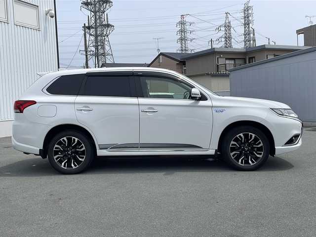 三菱 アウトランダー ＰＨＥＶ G プレミアムパッケージ 三重県 2016(平28)年 7.8万km シルキーホワイト プッシュスタート/衝突軽減ブレーキ/レーンキープアシスト/コーナーセンサー/フルセグTV/横滑り防止/電動リヤゲート/パワーシート(D席)/電動格納ミラー/パドルシフト/レーンキープアシスト/ステアリングスイッチ/革巻きステアリング/ステアリングヒーター/前方ドライブレコーダー/オートライト/USB入力端子1ヶ所/100V入力端子1ヶ所/純正9型ナビ(AM/FM/CD/DVD/TV/BT)/ALPINE後席モニター/全周囲モニター/バックカメラ/純正フロアマット/充電ケーブル/スペアキー/シートヒーター(D+N席)/ビルトインETC/取扱説明書/保証書/禁煙車