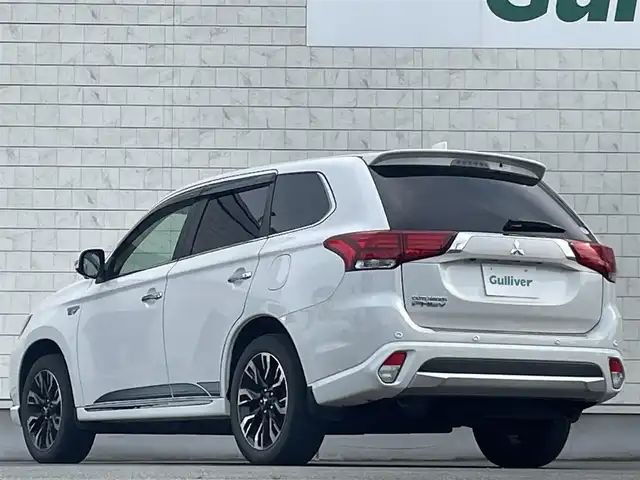 三菱 アウトランダー ＰＨＥＶ G プレミアムパッケージ 岩手県 2016(平28)年 7.8万km シルキーホワイト プッシュスタート/衝突軽減ブレーキ/レーンキープアシスト/コーナーセンサー/フルセグTV/横滑り防止/電動リヤゲート/パワーシート(D席)/電動格納ミラー/パドルシフト/レーンキープアシスト/ステアリングスイッチ/革巻きステアリング/ステアリングヒーター/前方ドライブレコーダー/オートライト/USB入力端子1ヶ所/100V入力端子1ヶ所/純正9型ナビ(AM/FM/CD/DVD/TV/BT)/ALPINE後席モニター/全周囲モニター/バックカメラ/純正フロアマット/充電ケーブル/スペアキー/シートヒーター(D+N席)/ビルトインETC/取扱説明書/保証書/禁煙車