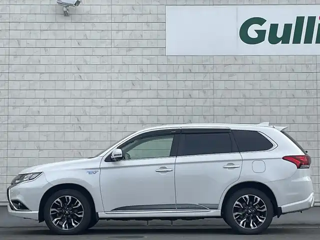 三菱 アウトランダー ＰＨＥＶ G プレミアムパッケージ 岩手県 2016(平28)年 7.8万km シルキーホワイト プッシュスタート/衝突軽減ブレーキ/レーンキープアシスト/コーナーセンサー/フルセグTV/横滑り防止/電動リヤゲート/パワーシート(D席)/電動格納ミラー/パドルシフト/レーンキープアシスト/ステアリングスイッチ/革巻きステアリング/ステアリングヒーター/前方ドライブレコーダー/オートライト/USB入力端子1ヶ所/100V入力端子1ヶ所/純正9型ナビ(AM/FM/CD/DVD/TV/BT)/ALPINE後席モニター/全周囲モニター/バックカメラ/純正フロアマット/充電ケーブル/スペアキー/シートヒーター(D+N席)/ビルトインETC/取扱説明書/保証書/禁煙車