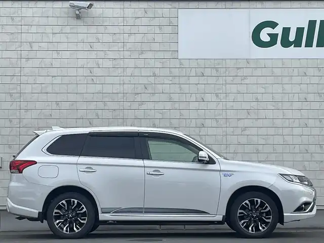 三菱 アウトランダー ＰＨＥＶ G プレミアムパッケージ 岩手県 2016(平28)年 7.8万km シルキーホワイト プッシュスタート/衝突軽減ブレーキ/レーンキープアシスト/コーナーセンサー/フルセグTV/横滑り防止/電動リヤゲート/パワーシート(D席)/電動格納ミラー/パドルシフト/レーンキープアシスト/ステアリングスイッチ/革巻きステアリング/ステアリングヒーター/前方ドライブレコーダー/オートライト/USB入力端子1ヶ所/100V入力端子1ヶ所/純正9型ナビ(AM/FM/CD/DVD/TV/BT)/ALPINE後席モニター/全周囲モニター/バックカメラ/純正フロアマット/充電ケーブル/スペアキー/シートヒーター(D+N席)/ビルトインETC/取扱説明書/保証書/禁煙車
