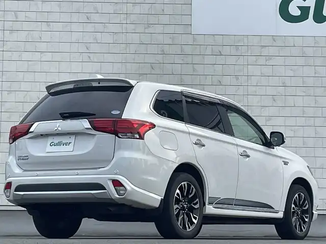三菱 アウトランダー ＰＨＥＶ G プレミアムパッケージ 岩手県 2016(平28)年 7.8万km シルキーホワイト プッシュスタート/衝突軽減ブレーキ/レーンキープアシスト/コーナーセンサー/フルセグTV/横滑り防止/電動リヤゲート/パワーシート(D席)/電動格納ミラー/パドルシフト/レーンキープアシスト/ステアリングスイッチ/革巻きステアリング/ステアリングヒーター/前方ドライブレコーダー/オートライト/USB入力端子1ヶ所/100V入力端子1ヶ所/純正9型ナビ(AM/FM/CD/DVD/TV/BT)/ALPINE後席モニター/全周囲モニター/バックカメラ/純正フロアマット/充電ケーブル/スペアキー/シートヒーター(D+N席)/ビルトインETC/取扱説明書/保証書/禁煙車