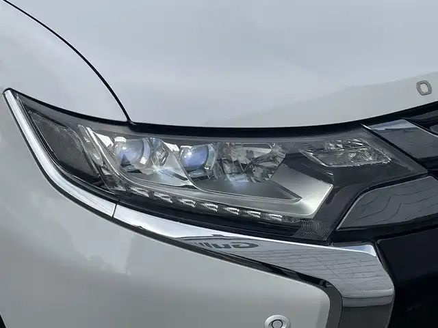 三菱 アウトランダー ＰＨＥＶ G プレミアムパッケージ 岩手県 2016(平28)年 7.8万km シルキーホワイト プッシュスタート/衝突軽減ブレーキ/レーンキープアシスト/コーナーセンサー/フルセグTV/横滑り防止/電動リヤゲート/パワーシート(D席)/電動格納ミラー/パドルシフト/レーンキープアシスト/ステアリングスイッチ/革巻きステアリング/ステアリングヒーター/前方ドライブレコーダー/オートライト/USB入力端子1ヶ所/100V入力端子1ヶ所/純正9型ナビ(AM/FM/CD/DVD/TV/BT)/ALPINE後席モニター/全周囲モニター/バックカメラ/純正フロアマット/充電ケーブル/スペアキー/シートヒーター(D+N席)/ビルトインETC/取扱説明書/保証書/禁煙車