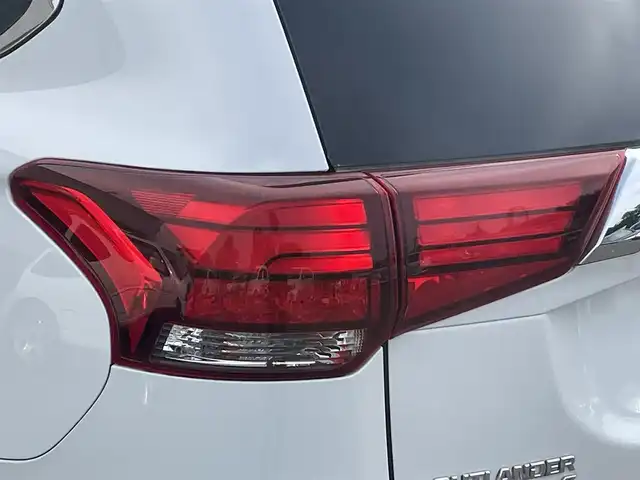 三菱 アウトランダー ＰＨＥＶ G プレミアムパッケージ 岩手県 2016(平28)年 7.8万km シルキーホワイト プッシュスタート/衝突軽減ブレーキ/レーンキープアシスト/コーナーセンサー/フルセグTV/横滑り防止/電動リヤゲート/パワーシート(D席)/電動格納ミラー/パドルシフト/レーンキープアシスト/ステアリングスイッチ/革巻きステアリング/ステアリングヒーター/前方ドライブレコーダー/オートライト/USB入力端子1ヶ所/100V入力端子1ヶ所/純正9型ナビ(AM/FM/CD/DVD/TV/BT)/ALPINE後席モニター/全周囲モニター/バックカメラ/純正フロアマット/充電ケーブル/スペアキー/シートヒーター(D+N席)/ビルトインETC/取扱説明書/保証書/禁煙車