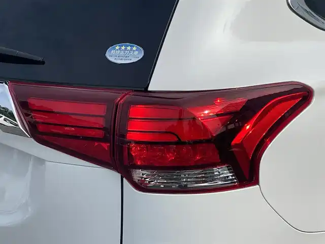 三菱 アウトランダー ＰＨＥＶ G プレミアムパッケージ 岩手県 2016(平28)年 7.8万km シルキーホワイト プッシュスタート/衝突軽減ブレーキ/レーンキープアシスト/コーナーセンサー/フルセグTV/横滑り防止/電動リヤゲート/パワーシート(D席)/電動格納ミラー/パドルシフト/レーンキープアシスト/ステアリングスイッチ/革巻きステアリング/ステアリングヒーター/前方ドライブレコーダー/オートライト/USB入力端子1ヶ所/100V入力端子1ヶ所/純正9型ナビ(AM/FM/CD/DVD/TV/BT)/ALPINE後席モニター/全周囲モニター/バックカメラ/純正フロアマット/充電ケーブル/スペアキー/シートヒーター(D+N席)/ビルトインETC/取扱説明書/保証書/禁煙車