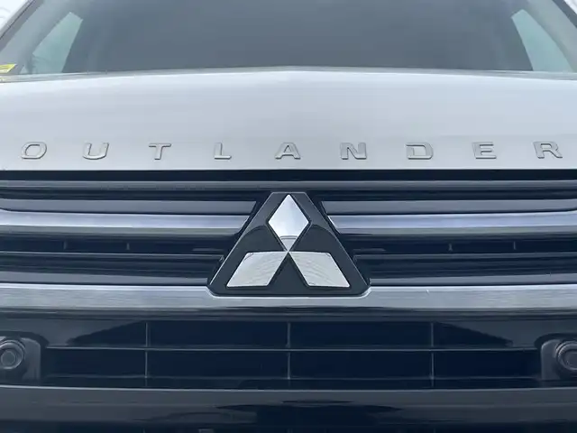 三菱 アウトランダー ＰＨＥＶ G プレミアムパッケージ 岩手県 2016(平28)年 7.8万km シルキーホワイト プッシュスタート/衝突軽減ブレーキ/レーンキープアシスト/コーナーセンサー/フルセグTV/横滑り防止/電動リヤゲート/パワーシート(D席)/電動格納ミラー/パドルシフト/レーンキープアシスト/ステアリングスイッチ/革巻きステアリング/ステアリングヒーター/前方ドライブレコーダー/オートライト/USB入力端子1ヶ所/100V入力端子1ヶ所/純正9型ナビ(AM/FM/CD/DVD/TV/BT)/ALPINE後席モニター/全周囲モニター/バックカメラ/純正フロアマット/充電ケーブル/スペアキー/シートヒーター(D+N席)/ビルトインETC/取扱説明書/保証書/禁煙車