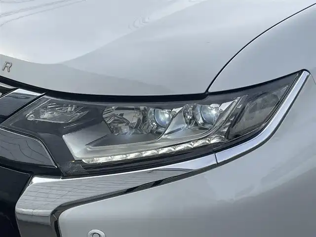 三菱 アウトランダー ＰＨＥＶ G プレミアムパッケージ 岩手県 2016(平28)年 7.8万km シルキーホワイト プッシュスタート/衝突軽減ブレーキ/レーンキープアシスト/コーナーセンサー/フルセグTV/横滑り防止/電動リヤゲート/パワーシート(D席)/電動格納ミラー/パドルシフト/レーンキープアシスト/ステアリングスイッチ/革巻きステアリング/ステアリングヒーター/前方ドライブレコーダー/オートライト/USB入力端子1ヶ所/100V入力端子1ヶ所/純正9型ナビ(AM/FM/CD/DVD/TV/BT)/ALPINE後席モニター/全周囲モニター/バックカメラ/純正フロアマット/充電ケーブル/スペアキー/シートヒーター(D+N席)/ビルトインETC/取扱説明書/保証書/禁煙車