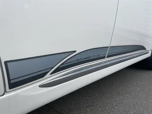 三菱 アウトランダー ＰＨＥＶ G プレミアムパッケージ 岩手県 2016(平28)年 7.8万km シルキーホワイト プッシュスタート/衝突軽減ブレーキ/レーンキープアシスト/コーナーセンサー/フルセグTV/横滑り防止/電動リヤゲート/パワーシート(D席)/電動格納ミラー/パドルシフト/レーンキープアシスト/ステアリングスイッチ/革巻きステアリング/ステアリングヒーター/前方ドライブレコーダー/オートライト/USB入力端子1ヶ所/100V入力端子1ヶ所/純正9型ナビ(AM/FM/CD/DVD/TV/BT)/ALPINE後席モニター/全周囲モニター/バックカメラ/純正フロアマット/充電ケーブル/スペアキー/シートヒーター(D+N席)/ビルトインETC/取扱説明書/保証書/禁煙車