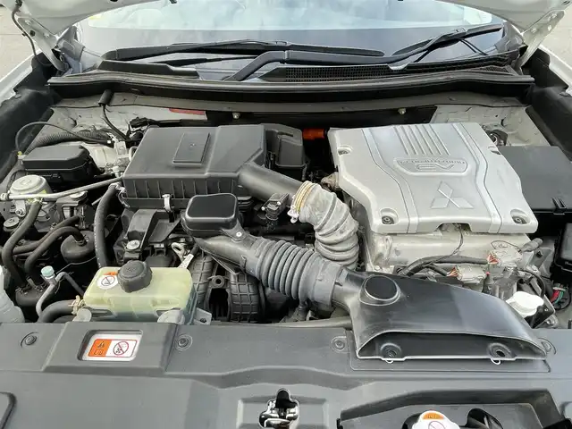 三菱 アウトランダー ＰＨＥＶ G プレミアムパッケージ 岩手県 2016(平28)年 7.8万km シルキーホワイト プッシュスタート/衝突軽減ブレーキ/レーンキープアシスト/コーナーセンサー/フルセグTV/横滑り防止/電動リヤゲート/パワーシート(D席)/電動格納ミラー/パドルシフト/レーンキープアシスト/ステアリングスイッチ/革巻きステアリング/ステアリングヒーター/前方ドライブレコーダー/オートライト/USB入力端子1ヶ所/100V入力端子1ヶ所/純正9型ナビ(AM/FM/CD/DVD/TV/BT)/ALPINE後席モニター/全周囲モニター/バックカメラ/純正フロアマット/充電ケーブル/スペアキー/シートヒーター(D+N席)/ビルトインETC/取扱説明書/保証書/禁煙車