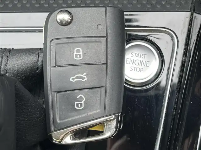 フォルクスワーゲン ゴルフ トゥーラン TDI プレミアム 静岡県 2020(令2)年 6万km インジウムグレーメタリッ ホワイトレザーシート/アダプティブクルーズコントロール/DiscoverPro/（フルセグ/BT/CD/DVD)/電動リアゲート/前後PDC/LEDヘッドライト/パーキングアシスト/電動シート/シートヒーター/スマートキー/LKA/BSM/バックカメラ/純正17インチアルミホイール