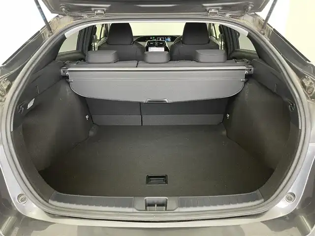 トヨタ プリウス S 埼玉県 2016(平28)年 1.8万km グレーメタリック 純正９インチナビ　バックカメラ　レーダークルーズコントロール　セーフティセンス　プッシュスタート　スマートキー　ＬＥＤヘッドライト　ビルトインＥＴＣ　地デジフルセグ　Ｂｌｕｅｔｏｏｔｈ