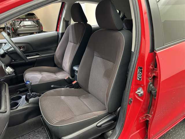 トヨタ アクア G 鹿児島県 2016(平28)年 4.5万km スーパーレッドⅤ ・ナビ（ワンセグＴＶ・ＢＴ・ＦＭ・ＡＭ・ＣＤ・ＤＶＤ・ＳＤ）/・バックカメラ　/・ＥＴＣ　/・前方ドラレコ　/・クルーズコントロール　/・オートマチックハイビーム　/・レーンキープアシスト　/・衝突軽減ブレーキ/・DN席シートヒーター/・スペアキー