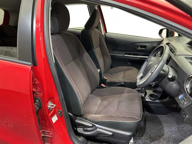 トヨタ アクア G 鹿児島県 2016(平28)年 4.5万km スーパーレッドⅤ ・ナビ（ワンセグＴＶ・ＢＴ・ＦＭ・ＡＭ・ＣＤ・ＤＶＤ・ＳＤ）/・バックカメラ　/・ＥＴＣ　/・前方ドラレコ　/・クルーズコントロール　/・オートマチックハイビーム　/・レーンキープアシスト　/・衝突軽減ブレーキ/・DN席シートヒーター/・スペアキー