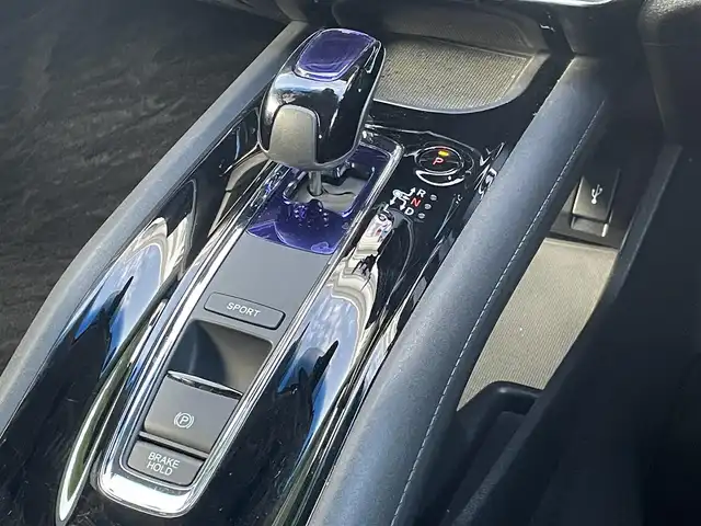 ホンダ ヴェゼル ハイブリッド X 高知県 2015(平27)年 9.2万km ホワイトオーキッドパール (株)IDOMが運営する【じしゃロン高知店】の自社ローン専用車両になります。こちらは現金またはオートローンご利用時の価格です。自社ローンご希望の方は別途その旨お申付け下さい