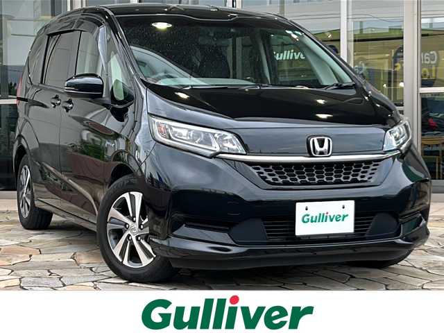 ホンダ フリード ハイブリット G ホンダセンシング 静岡県 2020(令2)年 6.3万km クリスタルブラックパール ホンダセンシング/・衝突軽減ブレーキ/・アクティブクルーズコントロール/・レーンキープアシスト/・ロードサインアシスト/・先行車発進お知らせ機能/純正ナビ/・フルセグTV/・CD/DVD/Bluetooth/MSV/ラジオ/主要装備/・両側パワースライドドア/・バックカメラ/・ETC/・ドライブレコーダー/・シートヒーター/・ハーフレザーシート/・ステアリングリモコン/・オートライト/・プッシュスタート/・スマートキー