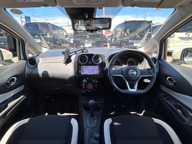 日産 ノート X 大阪府 2018(平30)年 3万km ブリリアントホワイトパール ナビ　/フルセグ　/Bluetooth　/全方位カメラ　/デジタルインナーミラー　/前後コーナーセンサー　/LEDヘッドライト　/オートライト　/ETC　/スマートキー　/フロアーマット