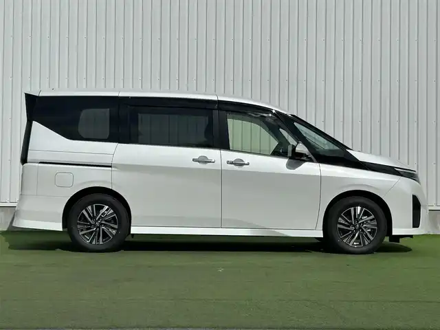 日産 セレナ e－パワー ハイウェイスター V 香川県 2025(令7)年 0.1千km プリズムホワイト プロパイロット/純正12.3インチナビ/アラウンドビューモニター/バックカメラ/両側ハンズフリーオートスライド/インテリジェントルームミラー/革巻きステアリング/ステアリングリモコン/LEDライト/電動パーキングブレーキ/BSM/スマートキー/プッシュスタート/リアサンシェード
