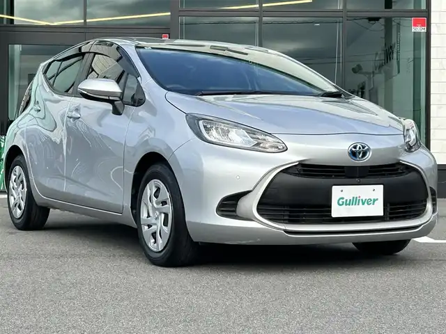 トヨタ アクア G 愛媛県 2022(令4)年 2.1万km シルバーM アラウンドビューモニター/純正ナビ/Bluetooth/USB/ETC/前後録画ドライブレコーダー/トヨタセーフティセンス/プリクラッシュセーフティ/レーンキープアシストシステム/パーキングブレーキサポート/レーダークルーズコントロール/オートマチックハイビーム/前後クリアランスソナー/革巻きステアリング/ステアリングスイッチ/ステアリングヒーター/D＋N席シートヒーター/LEDヘッドライト/オートライト/純正フロアマット/純正ホイールキャップ/プッシュスタート/スマートキー/スペアキー１本