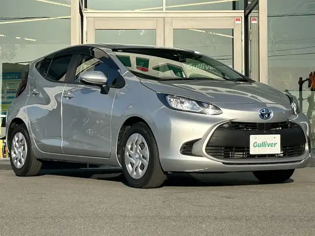 トヨタ アクア G 愛媛県 2022(令4)年 2.1万km シルバーM アラウンドビューモニター/純正ナビ/Bluetooth/USB/ETC/前後録画ドライブレコーダー/トヨタセーフティセンス/プリクラッシュセーフティ/レーンキープアシストシステム/パーキングブレーキサポート/レーダークルーズコントロール/オートマチックハイビーム/前後クリアランスソナー/革巻きステアリング/ステアリングスイッチ/ステアリングヒーター/D＋N席シートヒーター/LEDヘッドライト/オートライト/純正フロアマット/純正ホイールキャップ/プッシュスタート/スマートキー/スペアキー１本