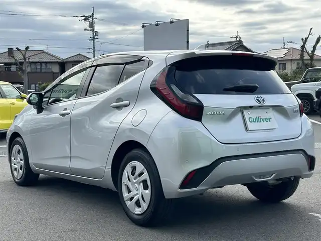 トヨタ アクア G 愛媛県 2022(令4)年 2.1万km シルバーM アラウンドビューモニター/純正ナビ/Bluetooth/USB/ETC/前後録画ドライブレコーダー/トヨタセーフティセンス/プリクラッシュセーフティ/レーンキープアシストシステム/パーキングブレーキサポート/レーダークルーズコントロール/オートマチックハイビーム/前後クリアランスソナー/革巻きステアリング/ステアリングスイッチ/ステアリングヒーター/D＋N席シートヒーター/LEDヘッドライト/オートライト/純正フロアマット/純正ホイールキャップ/プッシュスタート/スマートキー/スペアキー１本