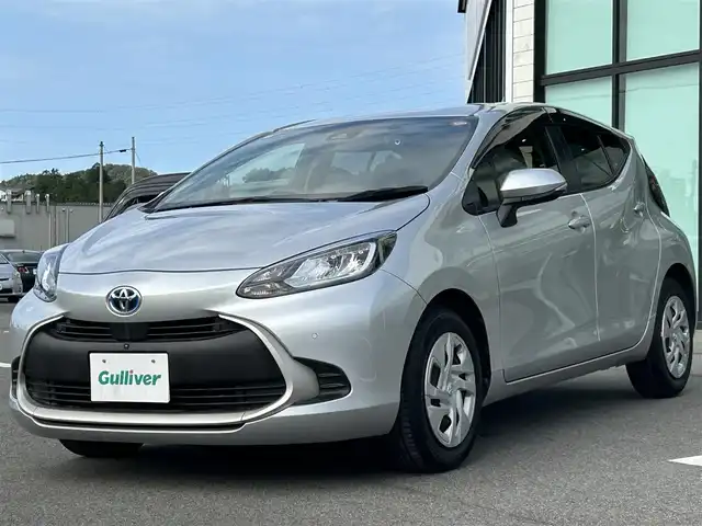 トヨタ アクア G 愛媛県 2022(令4)年 2.1万km シルバーM アラウンドビューモニター/純正ナビ/Bluetooth/USB/ETC/前後録画ドライブレコーダー/トヨタセーフティセンス/プリクラッシュセーフティ/レーンキープアシストシステム/パーキングブレーキサポート/レーダークルーズコントロール/オートマチックハイビーム/前後クリアランスソナー/革巻きステアリング/ステアリングスイッチ/ステアリングヒーター/D＋N席シートヒーター/LEDヘッドライト/オートライト/純正フロアマット/純正ホイールキャップ/プッシュスタート/スマートキー/スペアキー１本