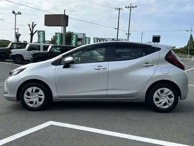 トヨタ アクア G 愛媛県 2022(令4)年 2.1万km シルバーM アラウンドビューモニター/純正ナビ/Bluetooth/USB/ETC/前後録画ドライブレコーダー/トヨタセーフティセンス/プリクラッシュセーフティ/レーンキープアシストシステム/パーキングブレーキサポート/レーダークルーズコントロール/オートマチックハイビーム/前後クリアランスソナー/革巻きステアリング/ステアリングスイッチ/ステアリングヒーター/D＋N席シートヒーター/LEDヘッドライト/オートライト/純正フロアマット/純正ホイールキャップ/プッシュスタート/スマートキー/スペアキー１本