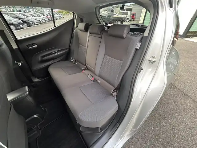 トヨタ アクア G 愛媛県 2022(令4)年 2.1万km シルバーM アラウンドビューモニター/純正ナビ/Bluetooth/USB/ETC/前後録画ドライブレコーダー/トヨタセーフティセンス/プリクラッシュセーフティ/レーンキープアシストシステム/パーキングブレーキサポート/レーダークルーズコントロール/オートマチックハイビーム/前後クリアランスソナー/革巻きステアリング/ステアリングスイッチ/ステアリングヒーター/D＋N席シートヒーター/LEDヘッドライト/オートライト/純正フロアマット/純正ホイールキャップ/プッシュスタート/スマートキー/スペアキー１本