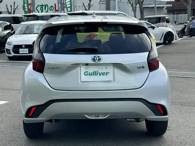 トヨタ アクア G 愛媛県 2022(令4)年 2.1万km シルバーM アラウンドビューモニター/純正ナビ/Bluetooth/USB/ETC/前後録画ドライブレコーダー/トヨタセーフティセンス/プリクラッシュセーフティ/レーンキープアシストシステム/パーキングブレーキサポート/レーダークルーズコントロール/オートマチックハイビーム/前後クリアランスソナー/革巻きステアリング/ステアリングスイッチ/ステアリングヒーター/D＋N席シートヒーター/LEDヘッドライト/オートライト/純正フロアマット/純正ホイールキャップ/プッシュスタート/スマートキー/スペアキー１本