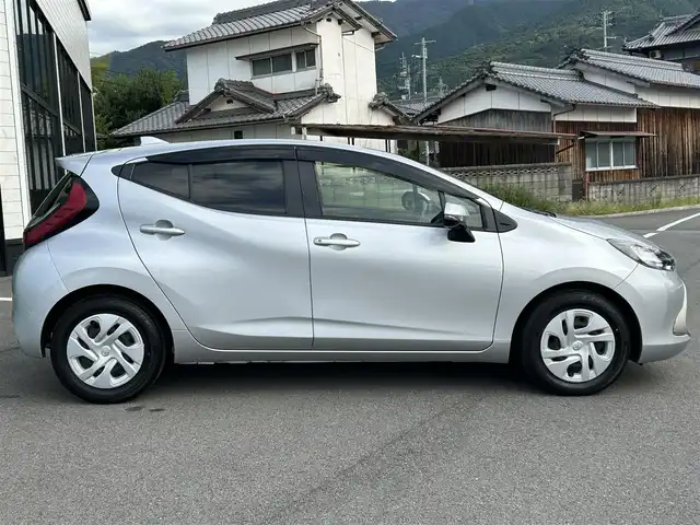 トヨタ アクア G 愛媛県 2022(令4)年 2.1万km シルバーM アラウンドビューモニター/純正ナビ/Bluetooth/USB/ETC/前後録画ドライブレコーダー/トヨタセーフティセンス/プリクラッシュセーフティ/レーンキープアシストシステム/パーキングブレーキサポート/レーダークルーズコントロール/オートマチックハイビーム/前後クリアランスソナー/革巻きステアリング/ステアリングスイッチ/ステアリングヒーター/D＋N席シートヒーター/LEDヘッドライト/オートライト/純正フロアマット/純正ホイールキャップ/プッシュスタート/スマートキー/スペアキー１本