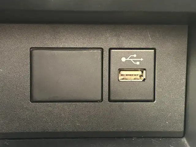 トヨタ アクア G 愛媛県 2022(令4)年 2.1万km シルバーM アラウンドビューモニター/純正ナビ/Bluetooth/USB/ETC/前後録画ドライブレコーダー/トヨタセーフティセンス/プリクラッシュセーフティ/レーンキープアシストシステム/パーキングブレーキサポート/レーダークルーズコントロール/オートマチックハイビーム/前後クリアランスソナー/革巻きステアリング/ステアリングスイッチ/ステアリングヒーター/D＋N席シートヒーター/LEDヘッドライト/オートライト/純正フロアマット/純正ホイールキャップ/プッシュスタート/スマートキー/スペアキー１本