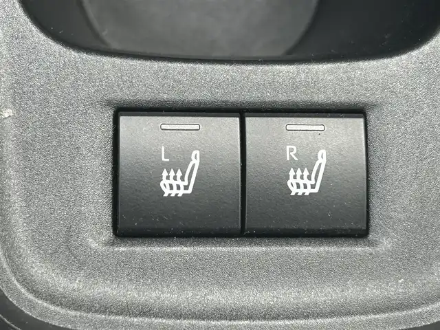 トヨタ アクア G 愛媛県 2022(令4)年 2.1万km シルバーM アラウンドビューモニター/純正ナビ/Bluetooth/USB/ETC/前後録画ドライブレコーダー/トヨタセーフティセンス/プリクラッシュセーフティ/レーンキープアシストシステム/パーキングブレーキサポート/レーダークルーズコントロール/オートマチックハイビーム/前後クリアランスソナー/革巻きステアリング/ステアリングスイッチ/ステアリングヒーター/D＋N席シートヒーター/LEDヘッドライト/オートライト/純正フロアマット/純正ホイールキャップ/プッシュスタート/スマートキー/スペアキー１本
