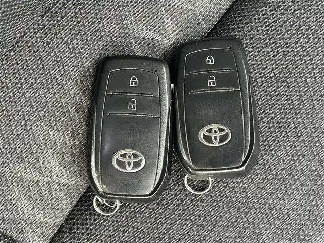 トヨタ アクア G 愛媛県 2022(令4)年 2.1万km シルバーM アラウンドビューモニター/純正ナビ/Bluetooth/USB/ETC/前後録画ドライブレコーダー/トヨタセーフティセンス/プリクラッシュセーフティ/レーンキープアシストシステム/パーキングブレーキサポート/レーダークルーズコントロール/オートマチックハイビーム/前後クリアランスソナー/革巻きステアリング/ステアリングスイッチ/ステアリングヒーター/D＋N席シートヒーター/LEDヘッドライト/オートライト/純正フロアマット/純正ホイールキャップ/プッシュスタート/スマートキー/スペアキー１本