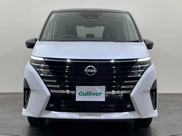 日産 セレナ e－パワー ハイウェイスター V 愛媛県 2025(令7)年 0.1千km パールⅡ e-POWER　ハイウエイスターV　ヘッドランプ オートレベライザー+アダプティブLEDヘッドライトシステム+インテリジェント アラウンドビューモニター（移動物 検知機能付）+インテリジェント ルームミラー+アドバンスドドライブアシストディスプレイ（12.3インチカラーディスプレイ）+統合型インターフェースディスプレイ+ワイヤレス充電器+6スピーカー+NissanConnectナビゲーションシステム（地デジ内蔵）+車載通信ユニット（TCU［Telematics Control Unit］）+ETC2.0ユニット（ビルトインタイプ）+ドライブレコーダー（前後セット）+プロパイロット（ナビリンク機能付）+プロパイロット緊急停止支援システム（SOSコール機能付）+SOSコール（488/400円）後席専用モニターHDMI NissanConnectナビ付車用(125/400円)/登録済未使用車　純正１２，３型ナビ　フリップダウンモニター　全周囲カメラ　プロパイロット　インテリジェントルームミラー　両側電動スライドドア　前後クリアランスソナー　ＥＴＣ　ＬＥＤヘッドライト　禁煙車