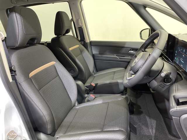 日産 セレナ e－パワー ハイウェイスター V 愛媛県 2025(令7)年 0.1千km パールⅡ e-POWER　ハイウエイスターV　ヘッドランプ オートレベライザー+アダプティブLEDヘッドライトシステム+インテリジェント アラウンドビューモニター（移動物 検知機能付）+インテリジェント ルームミラー+アドバンスドドライブアシストディスプレイ（12.3インチカラーディスプレイ）+統合型インターフェースディスプレイ+ワイヤレス充電器+6スピーカー+NissanConnectナビゲーションシステム（地デジ内蔵）+車載通信ユニット（TCU［Telematics Control Unit］）+ETC2.0ユニット（ビルトインタイプ）+ドライブレコーダー（前後セット）+プロパイロット（ナビリンク機能付）+プロパイロット緊急停止支援システム（SOSコール機能付）+SOSコール（488/400円）後席専用モニターHDMI NissanConnectナビ付車用(125/400円)/登録済未使用車　純正１２，３型ナビ　フリップダウンモニター　全周囲カメラ　プロパイロット　インテリジェントルームミラー　両側電動スライドドア　前後クリアランスソナー　ＥＴＣ　ＬＥＤヘッドライト　禁煙車