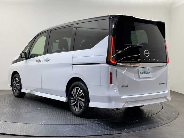 日産 セレナ e－パワー ハイウェイスター V 愛媛県 2025(令7)年 0.1千km パールⅡ e-POWER　ハイウエイスターV　ヘッドランプ オートレベライザー+アダプティブLEDヘッドライトシステム+インテリジェント アラウンドビューモニター（移動物 検知機能付）+インテリジェント ルームミラー+アドバンスドドライブアシストディスプレイ（12.3インチカラーディスプレイ）+統合型インターフェースディスプレイ+ワイヤレス充電器+6スピーカー+NissanConnectナビゲーションシステム（地デジ内蔵）+車載通信ユニット（TCU［Telematics Control Unit］）+ETC2.0ユニット（ビルトインタイプ）+ドライブレコーダー（前後セット）+プロパイロット（ナビリンク機能付）+プロパイロット緊急停止支援システム（SOSコール機能付）+SOSコール（488/400円）後席専用モニターHDMI NissanConnectナビ付車用(125/400円)/登録済未使用車　純正１２，３型ナビ　フリップダウンモニター　全周囲カメラ　プロパイロット　インテリジェントルームミラー　両側電動スライドドア　前後クリアランスソナー　ＥＴＣ　ＬＥＤヘッドライト　禁煙車