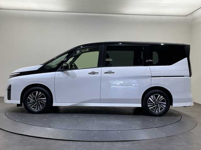 日産 セレナ e－パワー ハイウェイスター V 愛媛県 2025(令7)年 0.1千km パールⅡ e-POWER　ハイウエイスターV　ヘッドランプ オートレベライザー+アダプティブLEDヘッドライトシステム+インテリジェント アラウンドビューモニター（移動物 検知機能付）+インテリジェント ルームミラー+アドバンスドドライブアシストディスプレイ（12.3インチカラーディスプレイ）+統合型インターフェースディスプレイ+ワイヤレス充電器+6スピーカー+NissanConnectナビゲーションシステム（地デジ内蔵）+車載通信ユニット（TCU［Telematics Control Unit］）+ETC2.0ユニット（ビルトインタイプ）+ドライブレコーダー（前後セット）+プロパイロット（ナビリンク機能付）+プロパイロット緊急停止支援システム（SOSコール機能付）+SOSコール（488/400円）後席専用モニターHDMI NissanConnectナビ付車用(125/400円)/登録済未使用車　純正１２，３型ナビ　フリップダウンモニター　全周囲カメラ　プロパイロット　インテリジェントルームミラー　両側電動スライドドア　前後クリアランスソナー　ＥＴＣ　ＬＥＤヘッドライト　禁煙車