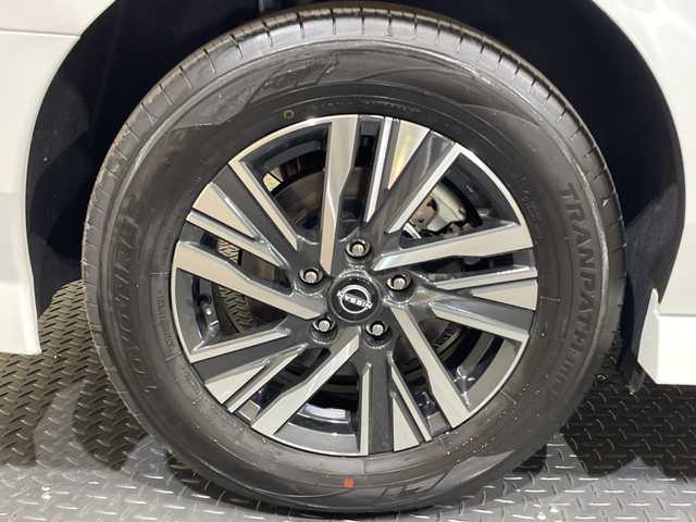 日産 セレナ e－パワー ハイウェイスター V 愛媛県 2025(令7)年 0.1千km パールⅡ e-POWER　ハイウエイスターV　ヘッドランプ オートレベライザー+アダプティブLEDヘッドライトシステム+インテリジェント アラウンドビューモニター（移動物 検知機能付）+インテリジェント ルームミラー+アドバンスドドライブアシストディスプレイ（12.3インチカラーディスプレイ）+統合型インターフェースディスプレイ+ワイヤレス充電器+6スピーカー+NissanConnectナビゲーションシステム（地デジ内蔵）+車載通信ユニット（TCU［Telematics Control Unit］）+ETC2.0ユニット（ビルトインタイプ）+ドライブレコーダー（前後セット）+プロパイロット（ナビリンク機能付）+プロパイロット緊急停止支援システム（SOSコール機能付）+SOSコール（488/400円）後席専用モニターHDMI NissanConnectナビ付車用(125/400円)/登録済未使用車　純正１２，３型ナビ　フリップダウンモニター　全周囲カメラ　プロパイロット　インテリジェントルームミラー　両側電動スライドドア　前後クリアランスソナー　ＥＴＣ　ＬＥＤヘッドライト　禁煙車