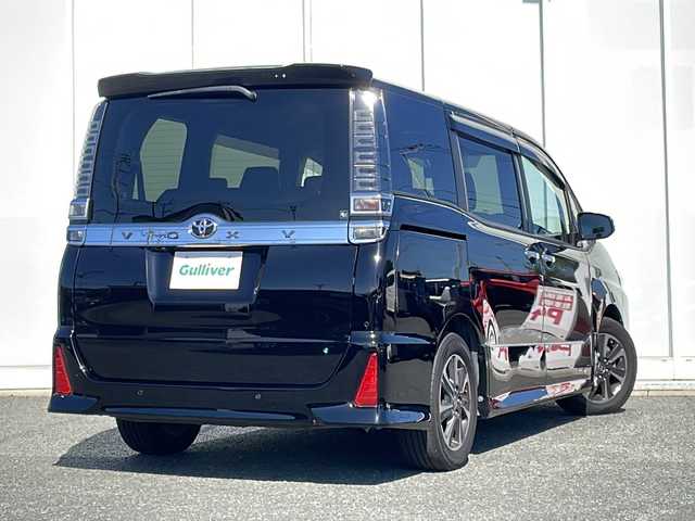 トヨタ ヴォクシー ZS 煌Ⅲ 福岡県 2021(令3)年 4.8万km ブラック 純正10インチワイドナビ/【AM/FM/CD/DVD/SD/BT/フルセグTV】/純正12インチリアフリップダウンモニター/バックカメラ/純正ドライブレコーダー/トヨタセーフティセンス/前後コーナーセンサー/ETC/両側パワースライドドア[/オートマチックハイビーム/ステアリングスイッチ/電動格納ミラー/LEDヘッドライト＆フォグランプ/ハーフレザーシート/後席サンシェード/純正ドアバイザー/スペアタイヤ