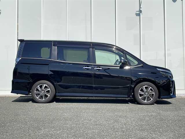 トヨタ ヴォクシー ZS 煌Ⅲ 福岡県 2021(令3)年 4.8万km ブラック 純正10インチワイドナビ/【AM/FM/CD/DVD/SD/BT/フルセグTV】/純正12インチリアフリップダウンモニター/バックカメラ/純正ドライブレコーダー/トヨタセーフティセンス/前後コーナーセンサー/ETC/両側パワースライドドア[/オートマチックハイビーム/ステアリングスイッチ/電動格納ミラー/LEDヘッドライト＆フォグランプ/ハーフレザーシート/後席サンシェード/純正ドアバイザー/スペアタイヤ