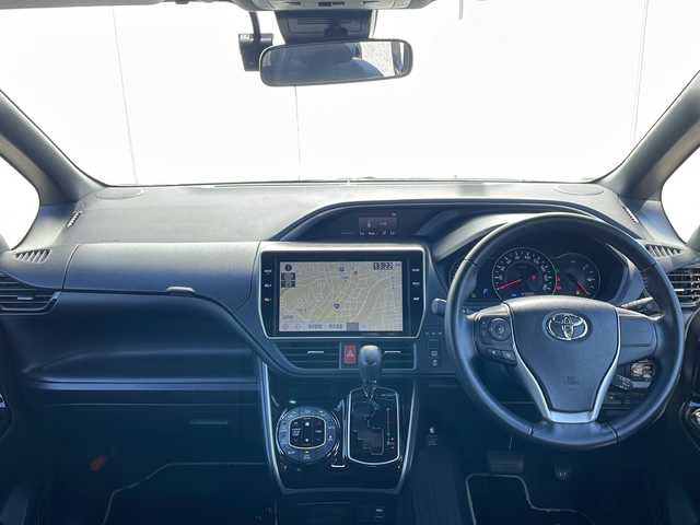 トヨタ ヴォクシー ZS 煌Ⅲ 福岡県 2021(令3)年 4.8万km ブラック 純正10インチワイドナビ/【AM/FM/CD/DVD/SD/BT/フルセグTV】/純正12インチリアフリップダウンモニター/バックカメラ/純正ドライブレコーダー/トヨタセーフティセンス/前後コーナーセンサー/ETC/両側パワースライドドア[/オートマチックハイビーム/ステアリングスイッチ/電動格納ミラー/LEDヘッドライト＆フォグランプ/ハーフレザーシート/後席サンシェード/純正ドアバイザー/スペアタイヤ